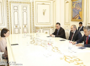 Никол Пашинян принял Глэдис Береджиклян