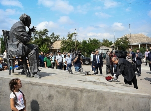 Նախագահը Ստեփանավանում հարգանքի տուրք է մատուցել մեծանուն դերասանի հիշատակին