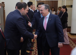 Zohrab Mnatsakanyan meets Georgian parliament Speaker