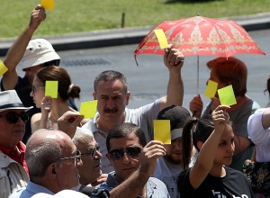 Акция с желтыми карточками напротив мэрии