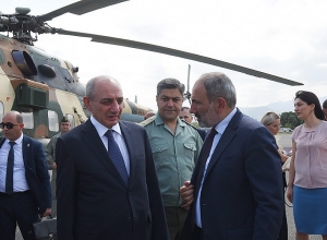 Бако Саакян встретил Никола Пашиняна