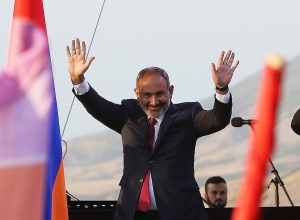 Никол Пашинян находится на Площади Возрождения в Степанакерте: ПРЯМОЙ ЭФИР