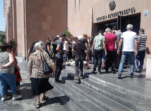 Жители по адресу Вардашен 6-я улица, дома 66/1, 68а, сегодня собрались напротив мэрии Еревана.