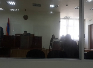 Сторонники “Сасна Црер” проводят акцию протеста во дворе суда