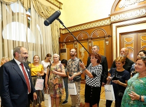 Փաշինյանն օտարերկրացի զբոսաշրջիկներին հրավիրել է կառավարության շենք