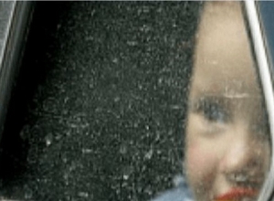 Ребенок заблокирован в автомобиле