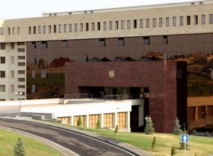 Родственники военнослужащего проводят акцию протеста напротив МО