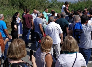 Жители села Цовак перекрыли автомобильную дорогу: фотографии