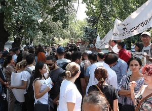«Մեզ չի հետաքրքրում, թե ինչքան աշխատատեղ է բացվում»․ նախագահականի դիմաց մարդաշատ է