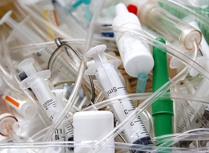 Запрещается смешивать медицинские отходы с бытовыми