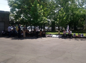 Сторонники “Сасна црер” собрались во дворе суда