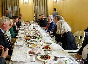 Премьер-министр провел рабочий обед-встречу с делегацией Риксдага Швеции