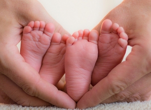 Они с мамой и бабушкой: в каких условиях проживают близнецы, которых мать оставила во дворе интерната?