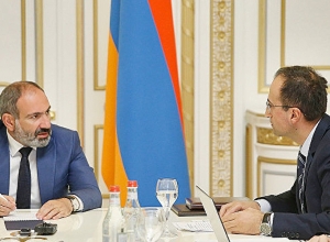 Премьер-министр проводит рабочую встречу с министром здравоохранения