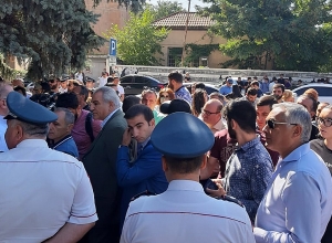 Напротив Конституционного суда многолюдно: фотографии