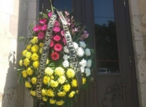 «КС от народа»: напротив здания суда возложили венок