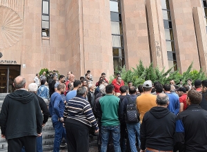 «Սանիթեք»-ի աշխատակիցները քաղաքապետարանի դիմաց են․ պահանջում են իրենց  աշխատավարձը․ ուղիղ