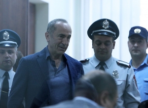 Роберт Кочарян явился на заседание: сторонники встретили его аплодисментами