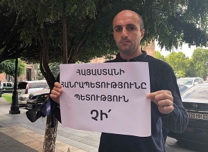 Կառավարության դիմացի պաստառը՝ վեճի պատճառ