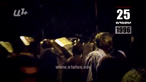 Օրացույց. 25-ը սեպտեմբերի. Ժողովուրդն անցնում է գրոհի՝ տապալելով խորհրդարանի երկաթյա ճաղերը