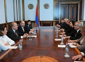 Премьер-министр Армении поздравил премьер-министра Ирака