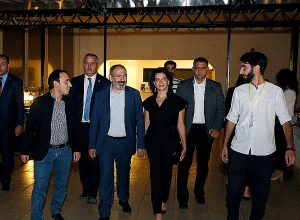 Никол Пашинян и Анна Акопян присутствовали на постановке по мотивам книги “Обратная сторона Земли”