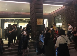 Поклонники Ким Кардашьян ждут ее напротив гостиницы “Александр”