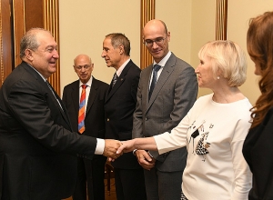 Президент Армен Саргсян принял делегацию во главе с профессором Джоном Билезикяном