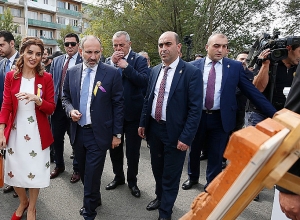 Премьер-министр принимает участие в праздновании, посвященном дню основания Эчмиадзина