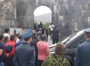 «Գառնի»-ում  Քարդաշյանին թանգարանի մուտքի մոտ սպասում էին վաղ առավոտից
