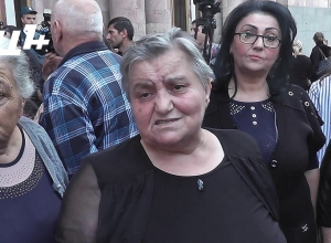 Զոհված զինծառայողների ծնողները հավաքվել էին կառավարության շենքի դիմաց