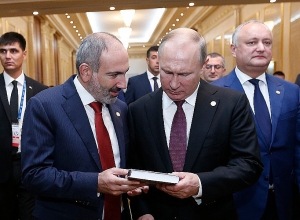Никол Пашинян подарил Владимиру Путину книгу Казимирова «Мир Карабаху»