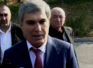 Наири Унанян знает, что в соседней камере находится Кочарян, и он захочет воспользоваться поводом и назвать имена: А. Саркисян