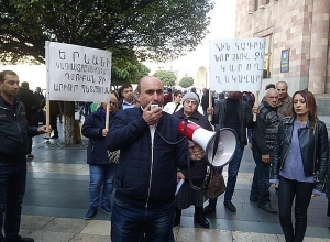 «Հին կադրերին նոր ձևով չեն կարող ղեկավարել»․ ակցիա կառավարության դիմաց