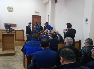 «Փա՛ռք զորավարին, առողջությո՛ւն զորավարին» կոչերով հարազատները դիմավորեցին նիստերի դահլիճ մտնող Մանվել Գրիգորյանին