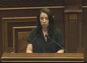 Ապրեք Ձեր քաղաքական կյանքը այնպես, որ այստեղ նստած չամաչեք․ լեզվակռիվ Պողոսյանի և Զոհրաբյանի միջև