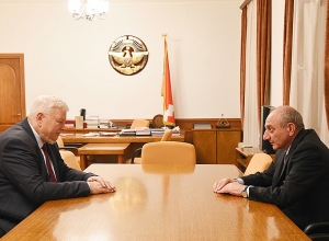 Бако Саакян принял посла Анджея Каспшика