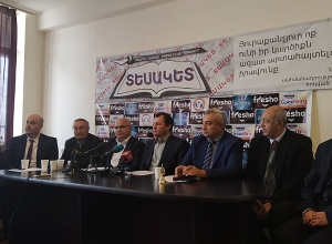 Lecturers urge student to stop strike