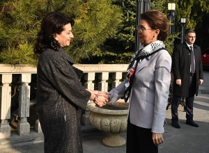 Анна Акопян и Дарига Назарбаева посетили детей с онкологическими заболеваниями и заболеваниями крови