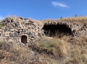 Դալմայի այգիներում քանդել են 16-18-րդ դարի հուշարձանը