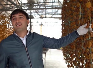 Աշնանը չրերի շարանները կարելի է տեսնել Մեղրիի գրեթե բոլոր բակերում ու պատշգամբներում