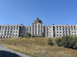 Гостиничный комплекс “Голден Пелис” предусмотрено отчуждать на классическом аукционе