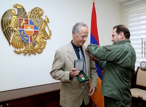 ՀՀ պաշտպանության նախարարն ընդունել է բարերար Վիգեն Կարապետյանին