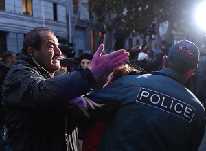 Полицейские силой открыли улицу Вазгена Саркисяна