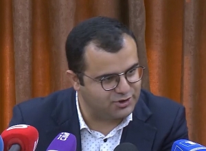 Group of municipality employees demand distributing bonuses