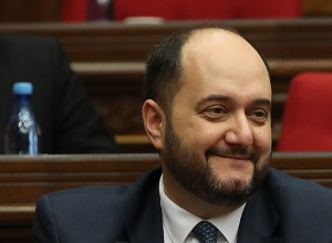 Եթե գումար ունեք,վճարեք.Արայիկ Հարությունյանը՝ ուսանողներին
