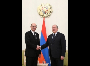 Новоназначенный посол ЮАР вручил верительные грамоты президенту Саркисяну