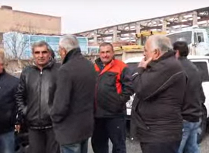 Акция протеста: в «Наири шин» сотрудники требуют зарплаты: прямой эфир