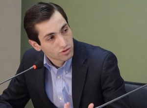 “Просвещенная Армения” обсуждает вопрос отзыва Давида Хажакяна из Совета старейшин Еревана