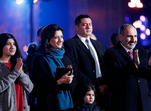 Փաշինյանը տիկնոջ եւ դուստրերի հետ շրջում է Ամանորյա տոնավաճառում